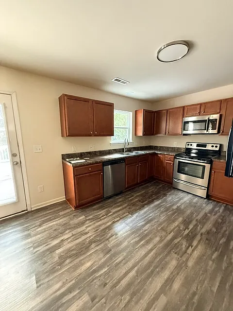 3 bed, 1856 sqft, $2,100 — Photo 3