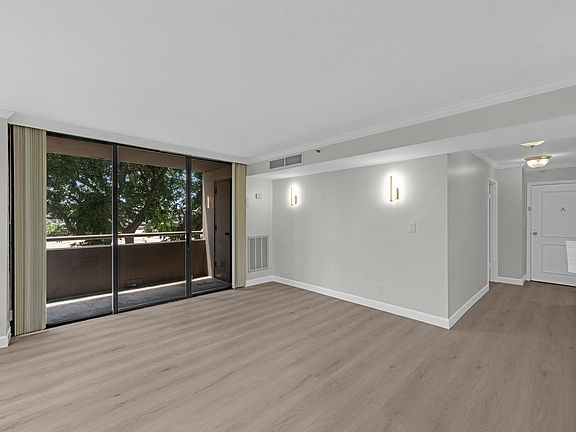 3rd image of 3525 Sage Rd 304