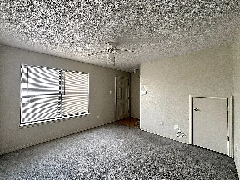 1307 Monroe Loop #D — Photo 9