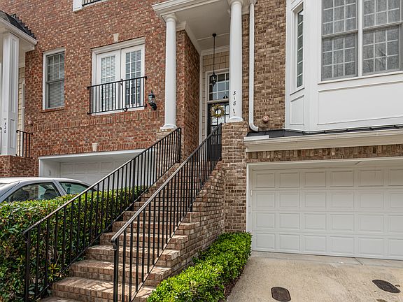 3rd image of 318 Creekbank Way SE