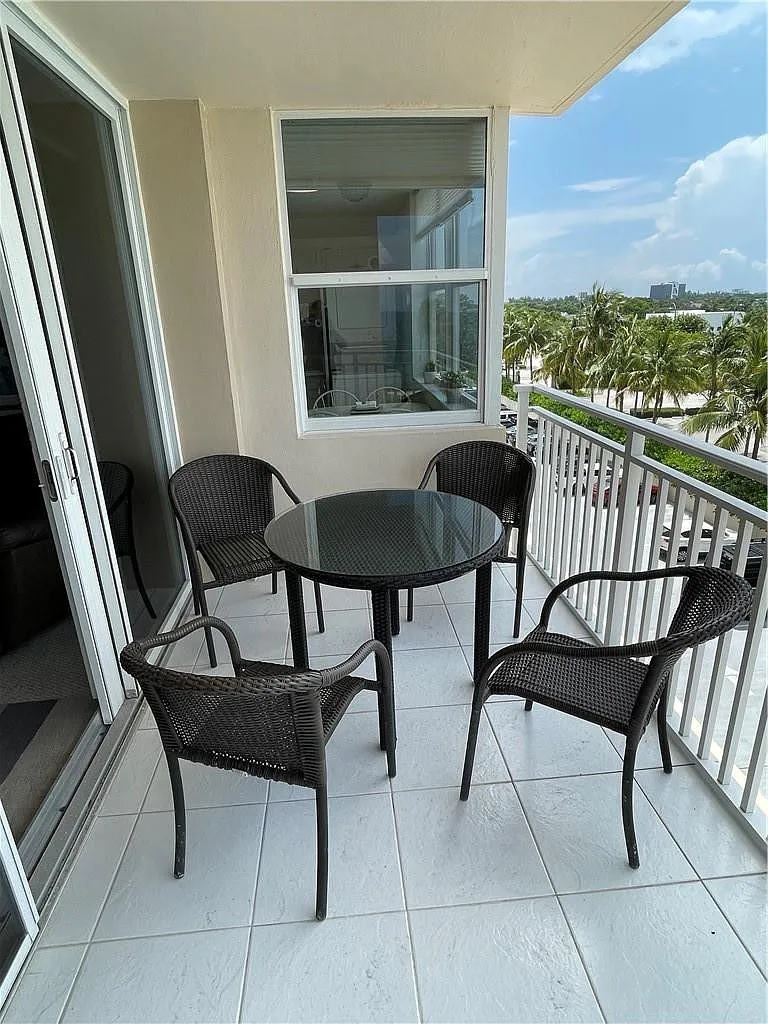 2 bed, 2.0 bath, 1330 sqft, $5,000 — Photo 3
