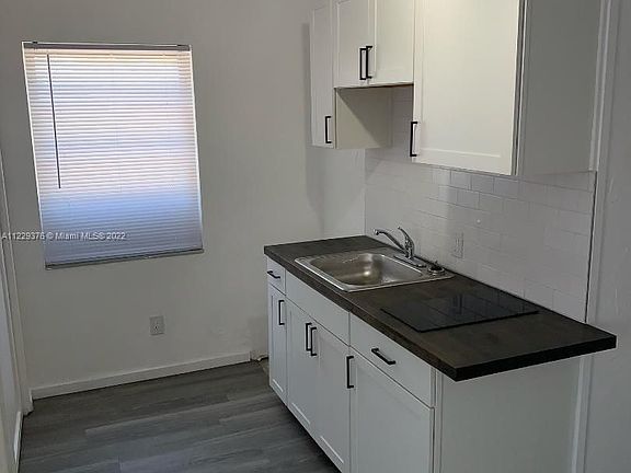 3rd image of 2123 Wilson St #W