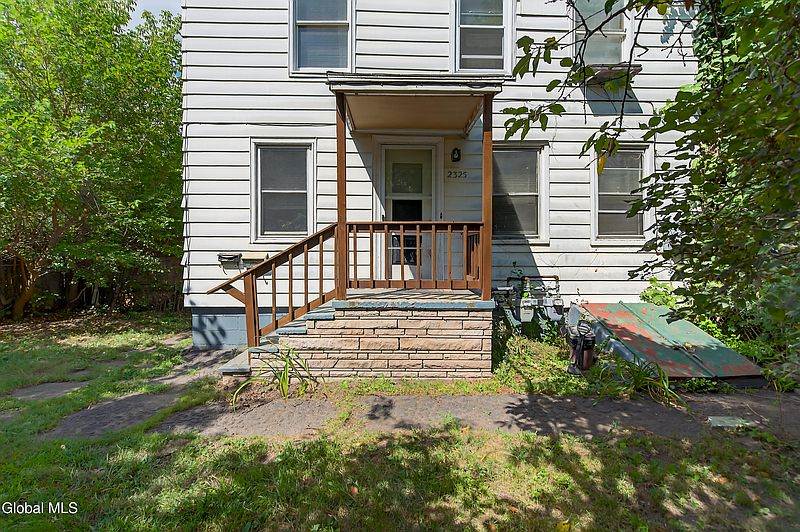 2nd image of 2325 6th Avenue