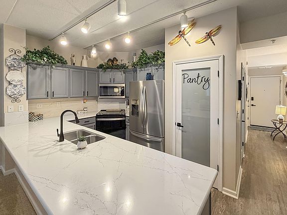 4th image of 423 Outlook Cove Dr