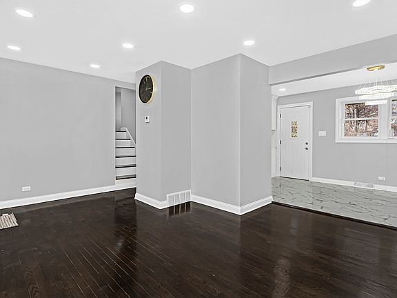 5th image of 16328 Sawyer Ave