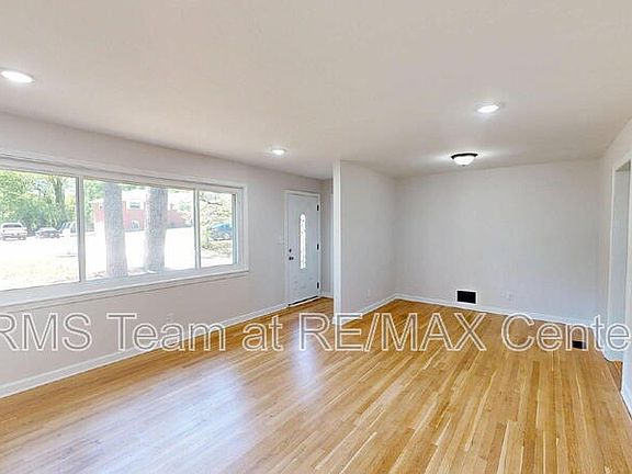 3rd image of 8 Larose Dr SW