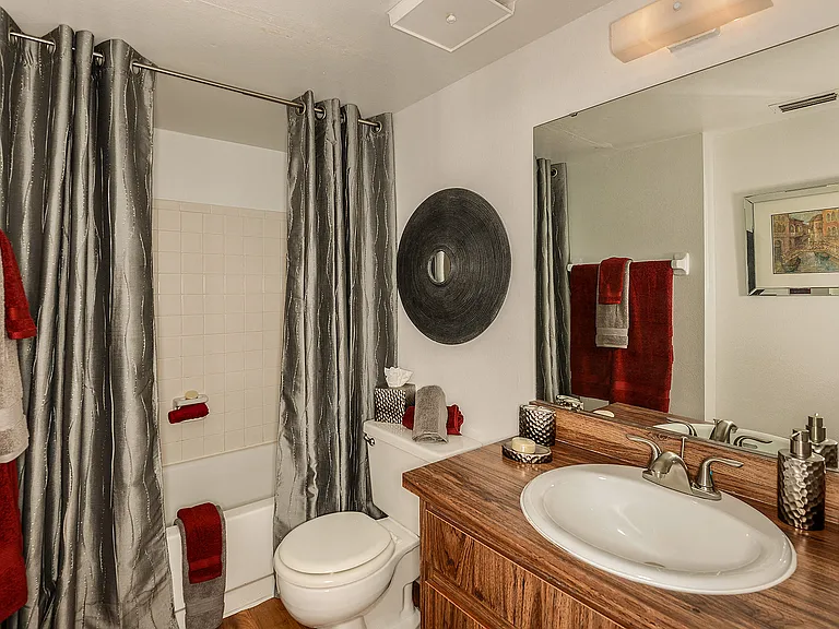 Park Avenue Apartments — Photo 18