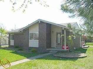 23697 Cedar Ridge Dr, Brownstown, MI 48174