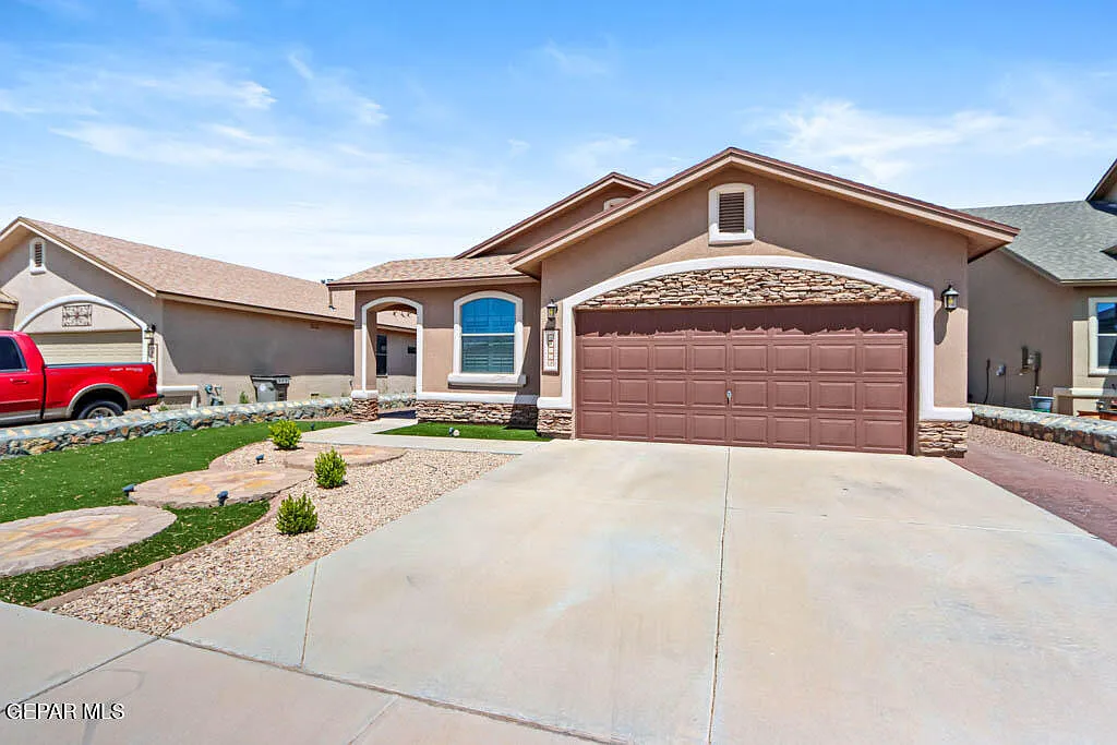 3 bed, 2.0 bath, 1341 sqft, $1,750 — Photo 3