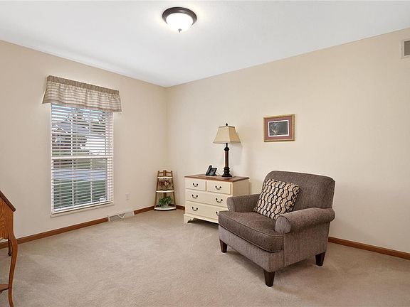 4th image of 902 Carriage Ct