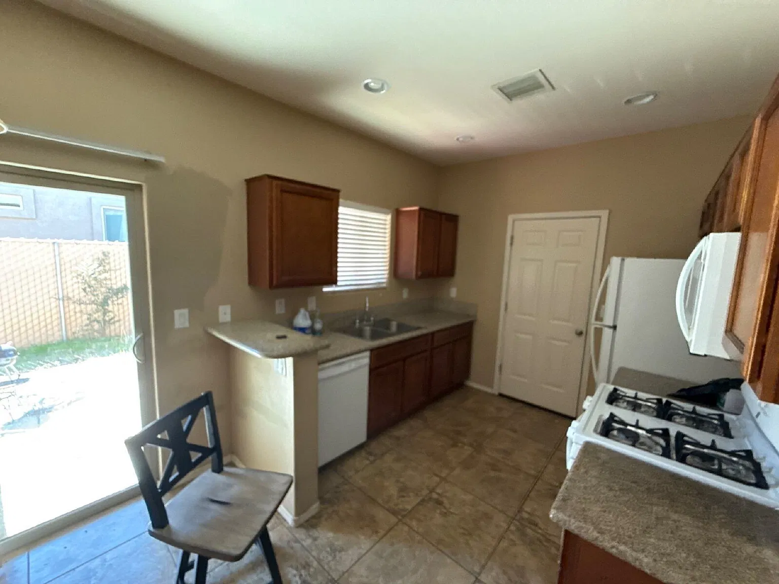 2 bed, 2.0 bath, 1050 sqft, $1,650 — Photo 3