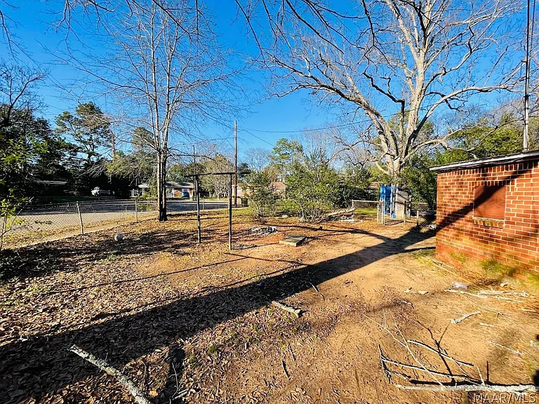 1653 N Yarbrough Ct — Photo 18