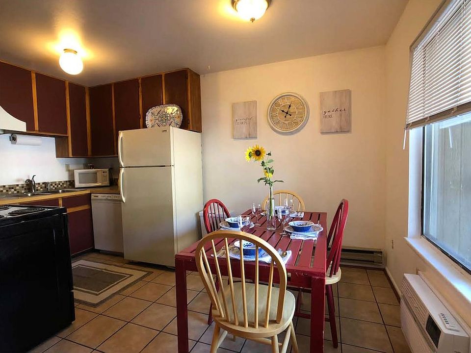 Kitchen and dining room area.