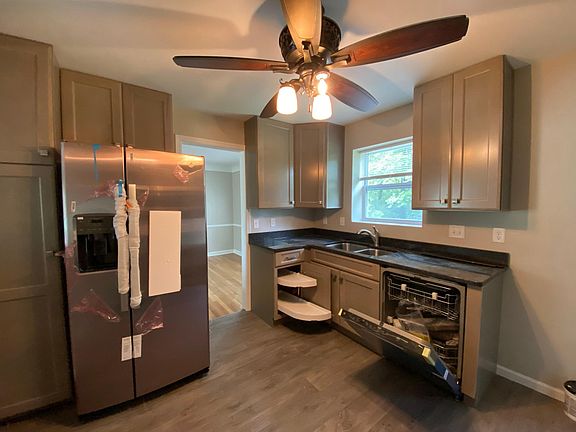 Kitchen (newly renovated kitchen with all new appliances)