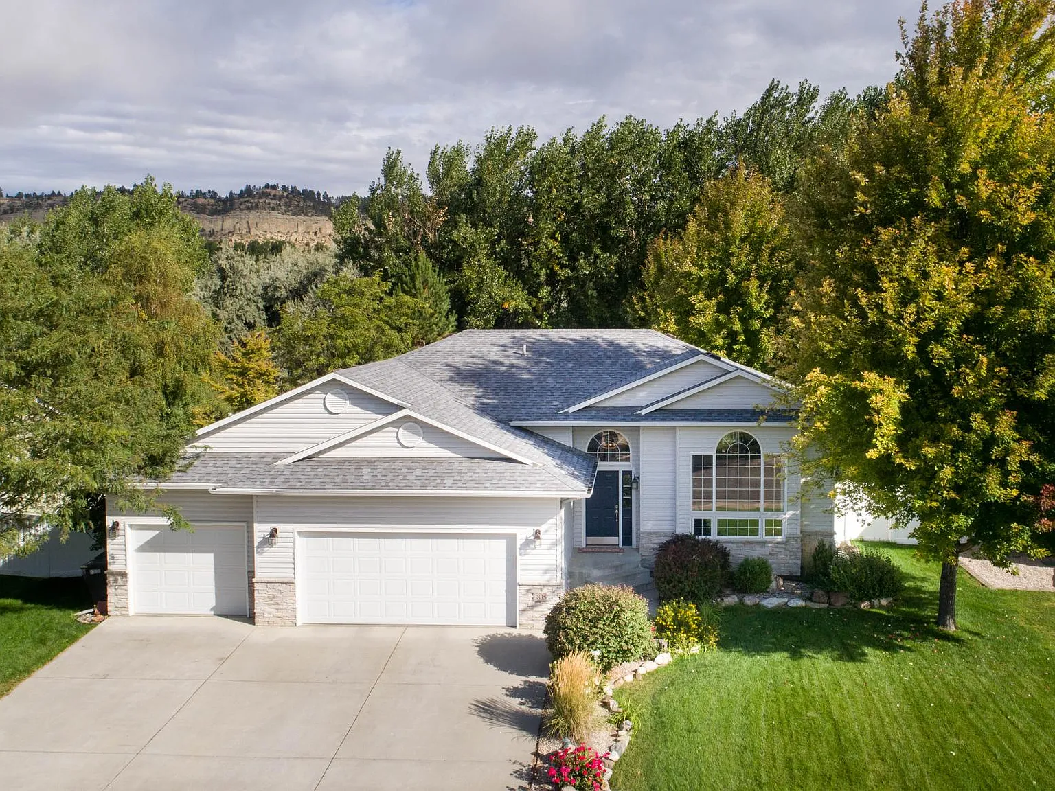 5 bed, 2814 sqft, $4,600 — Photo 1