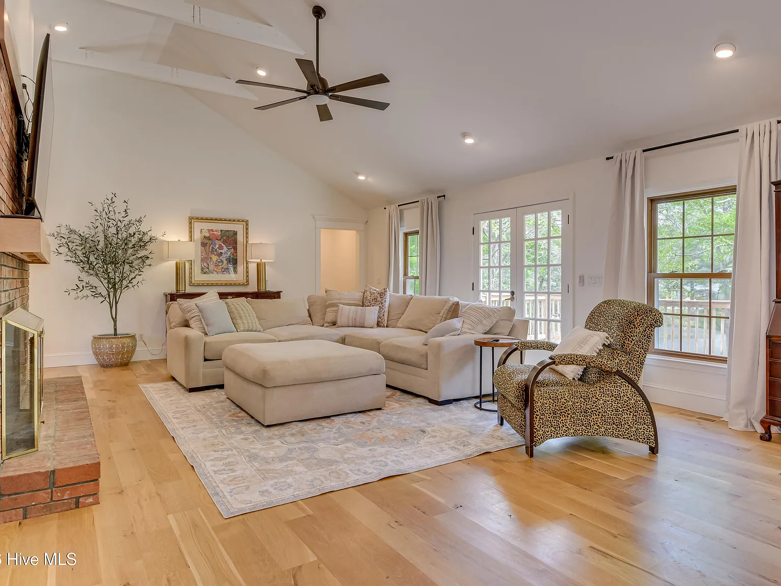 3 bed, 2.5 bath, 2227 sqft, $3,750 — Photo 4