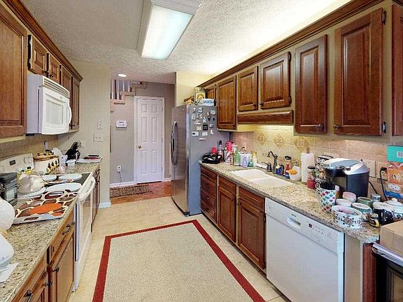 5th image of 2250 Cambridge Dr