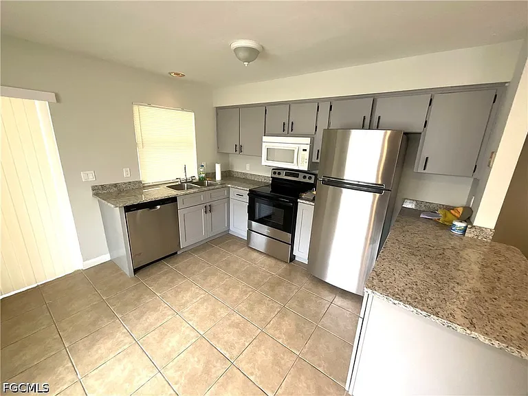 610 SE 13th Ct #A — Photo 3