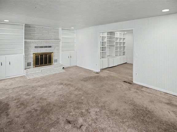 3rd image of 206 Sandy Cir