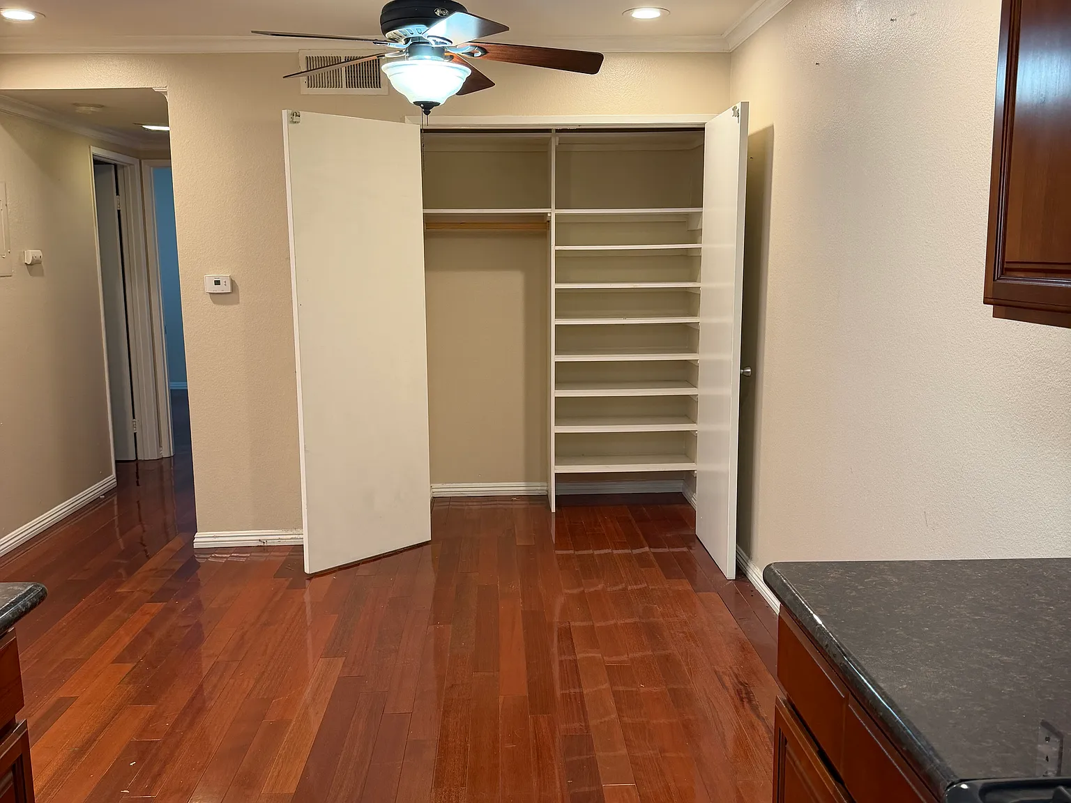 2 bed, 916 sqft, $3,000 — Photo 4
