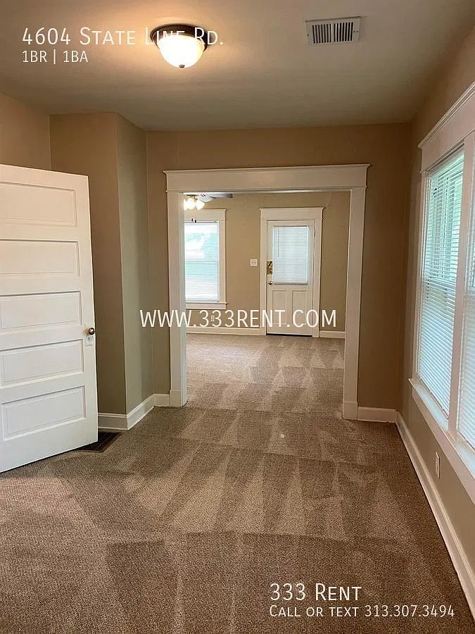 Delightful Home With Curb Appeal Close To Westport, The Plaza And UMKC! — Photo 4