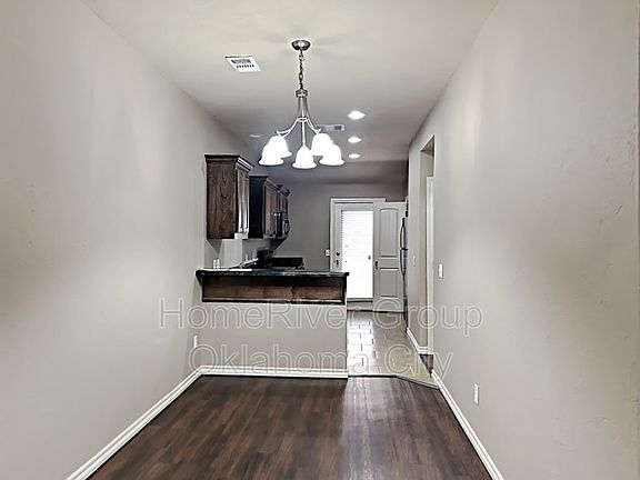 3rd image of 918 SW 92nd St