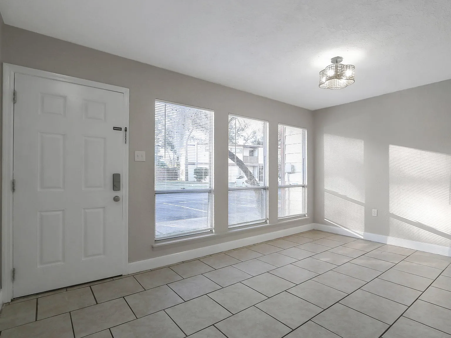 2/2.5 big and spacious with tiles, washer/dryer and patio in the unit — Photo 2