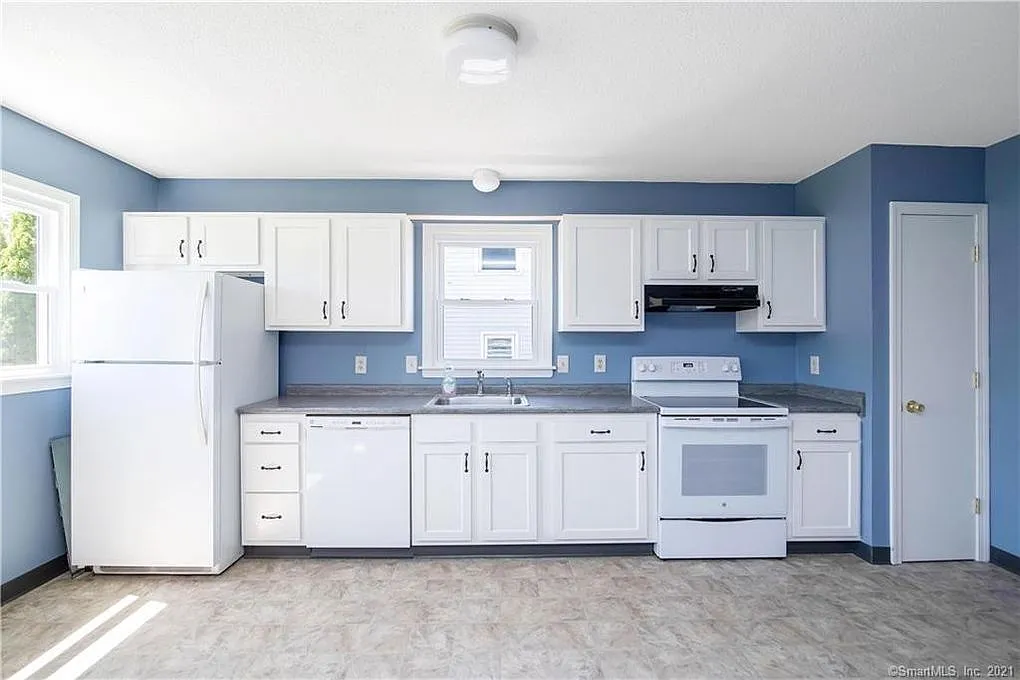 Cozy 3-Bed, 1.5 Bath in Manchester CT — Photo 4