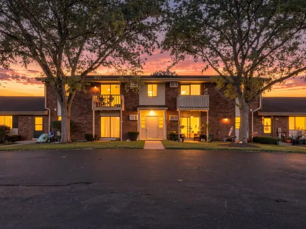 637 Westridge DRIVE #8, West Bend, WI 53095