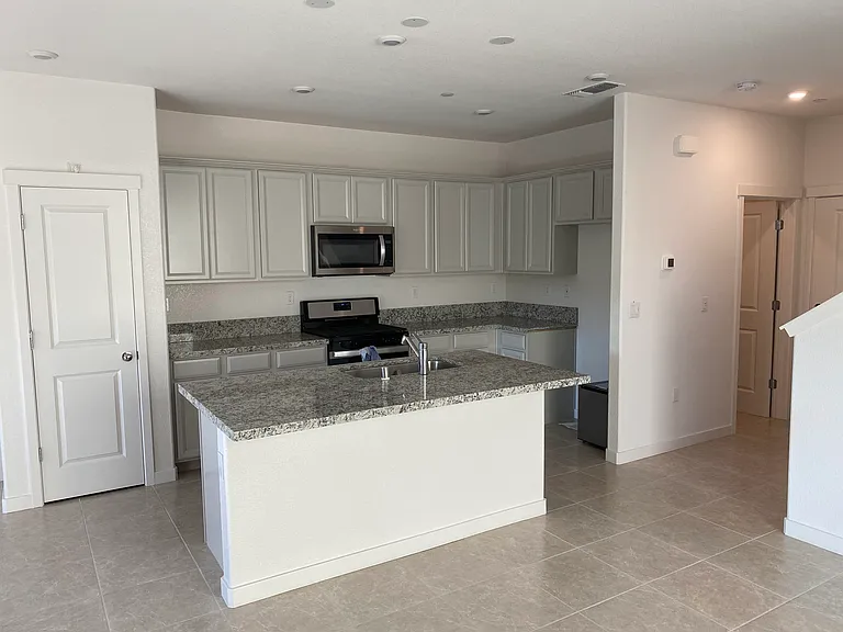 135 E Central Pkwy — Photo 6