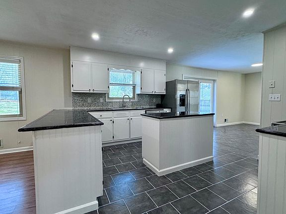Fully equipped kitchen with central island