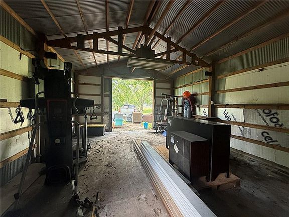 4th image of 184 Linden St