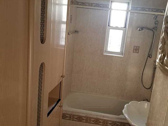 4th image of 6435 Yellowstone Blvd APT 4M