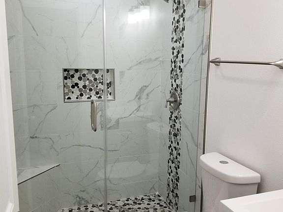 4th image of 923 W 6th St #A