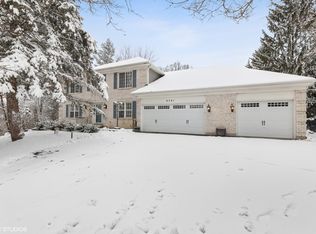 9701 Fox Bluff Ln, Spring Grove, IL 60081