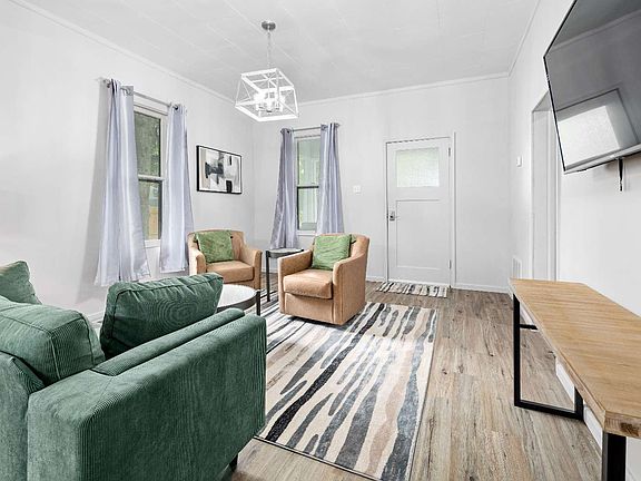 5th image of 363 SE Saint Johns St