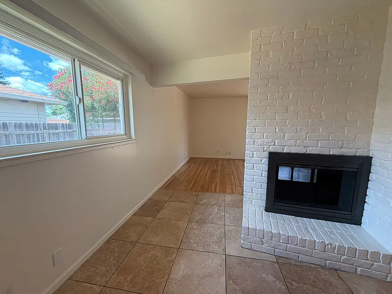 10495 Malaga Way — Photo 25