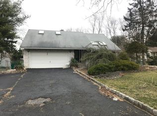 18 Hillside Rd, Manalapan, NJ 07726