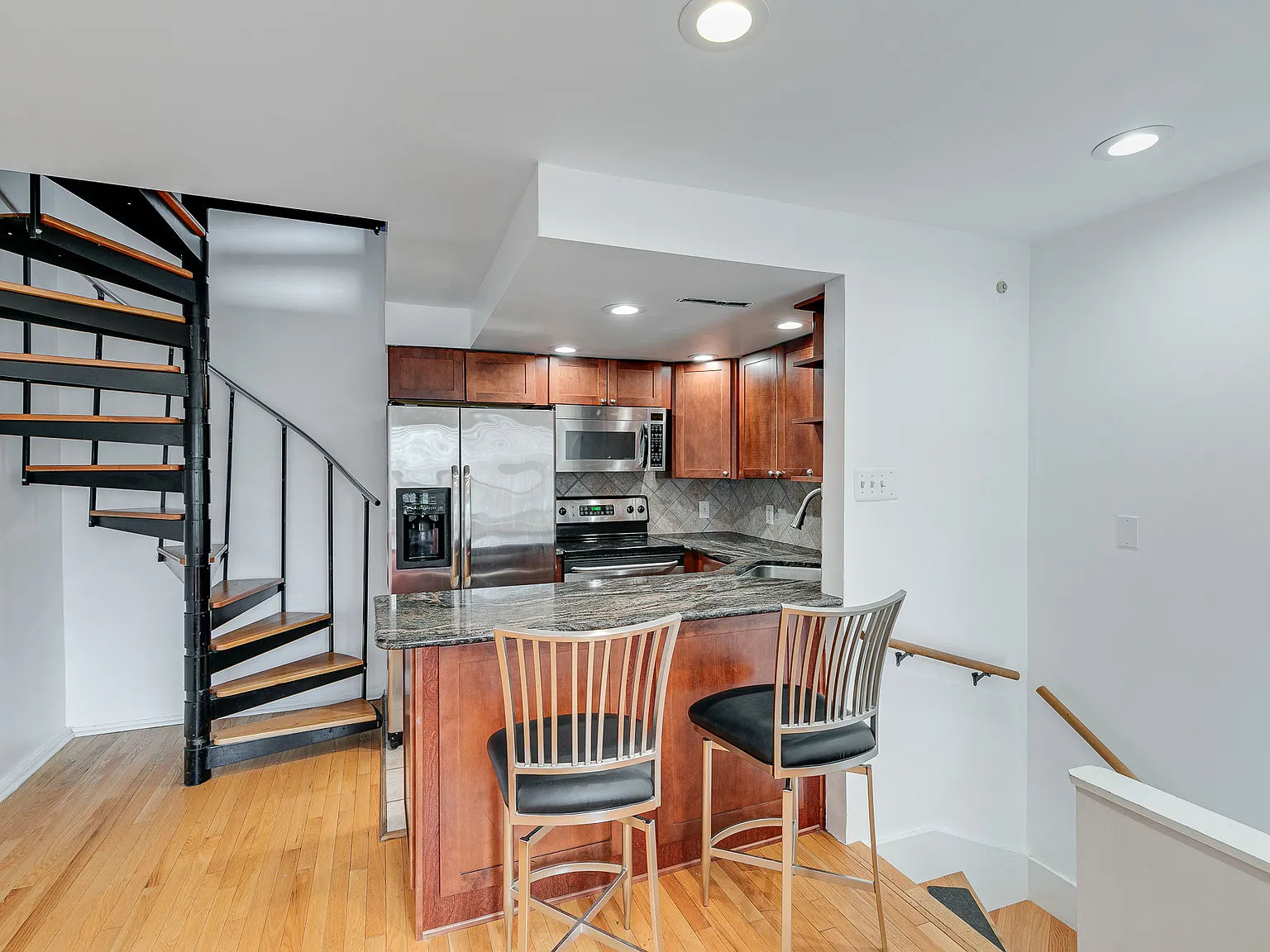 2 bed, 865 sqft, $2,600 — Photo 3