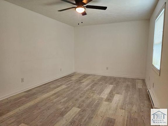 2nd image of 20 Harbour Park Ln