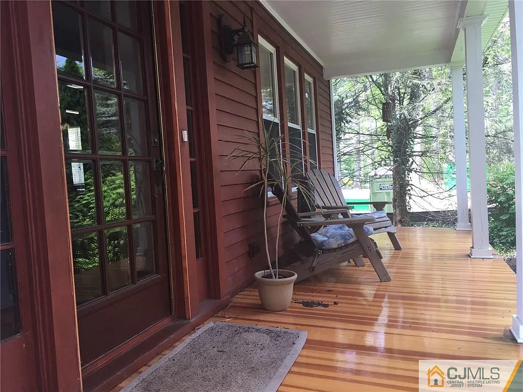 559 Ryders Ln photo 1