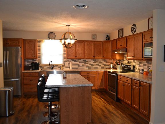 2nd image of 400 Oakwood Dr