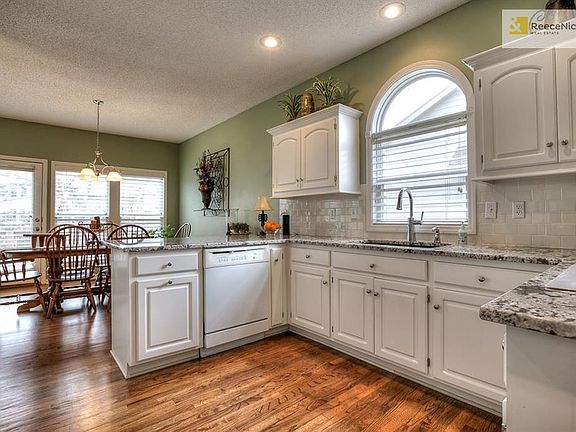 Updated kitchen and dining space