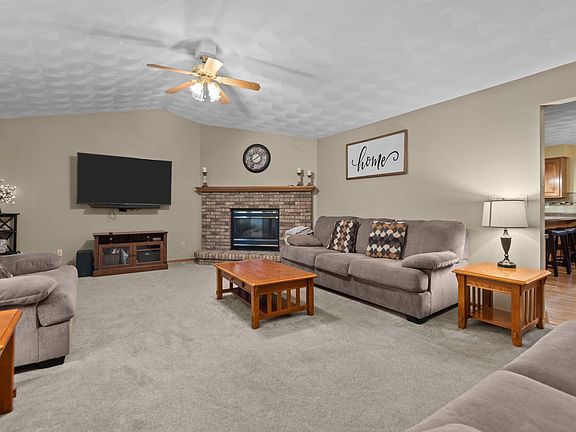 4th image of W2572 Colonial Ct