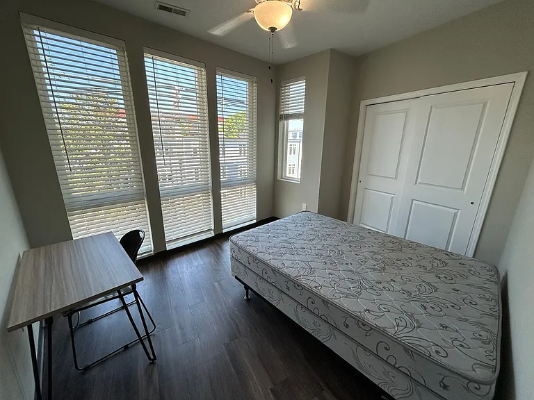 302 E Clark St — Photo 13