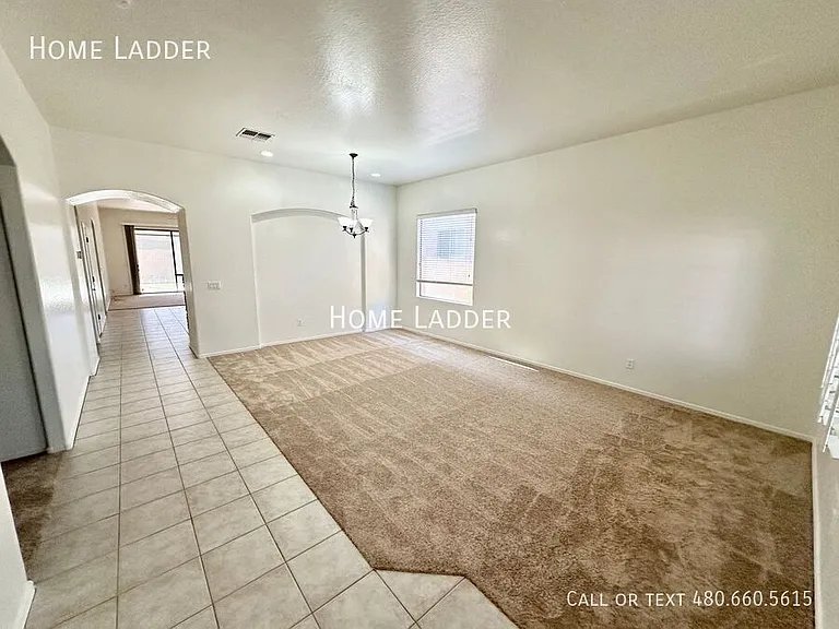 6822 S 55th Ln — Photo 2