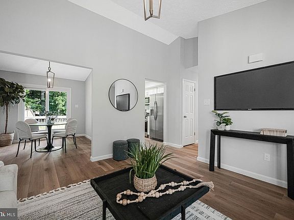 3rd image of 4216 Mockingbird Cir