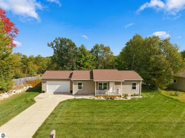 840 Seneca Pl, Cadillac, MI 49601