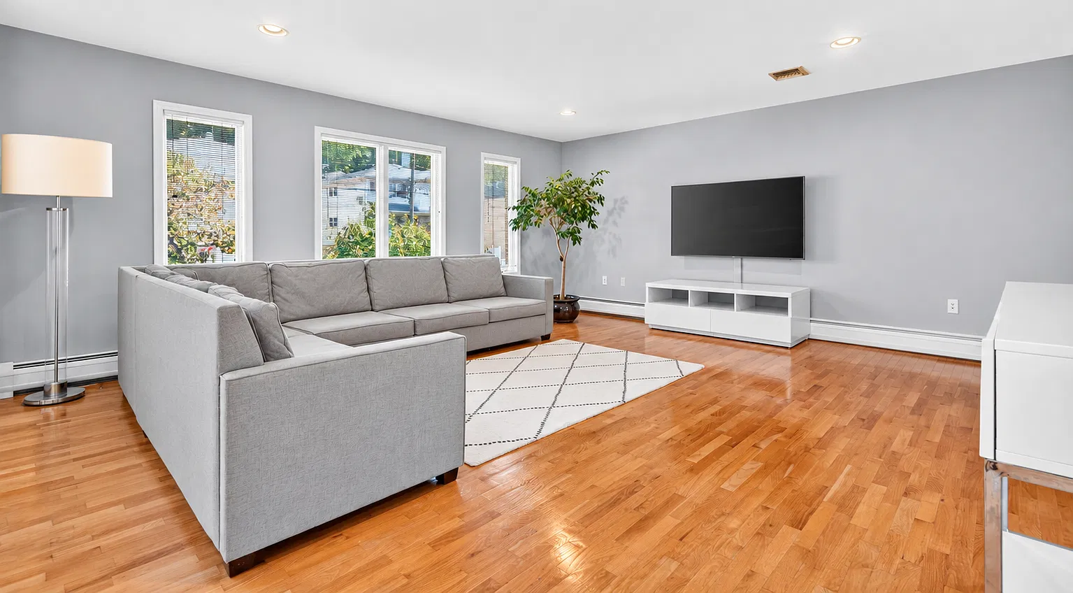3 bed, 3.5 bath, 2672 sqft, $5,000 — Photo 1