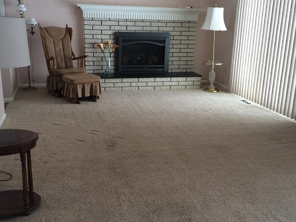 Living room with gas/blower insert fireplace